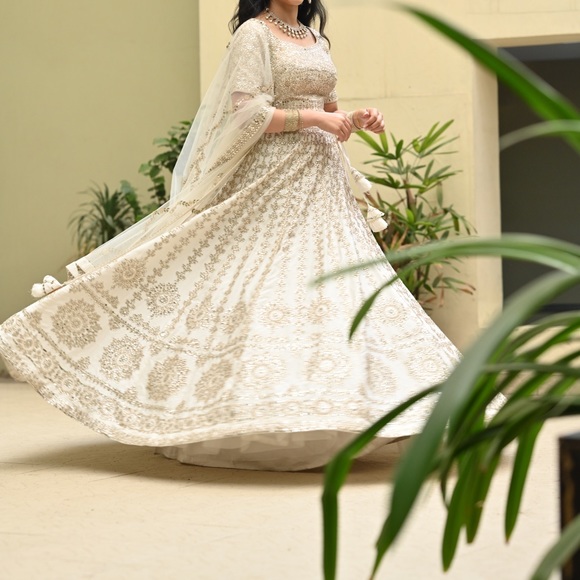 Indian Lengha outfit for sale!! My Engagement outfit!! - Picture 2 of 8
